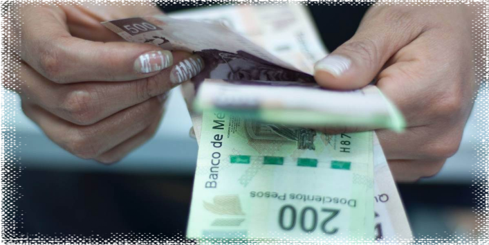 Manos contando billetes