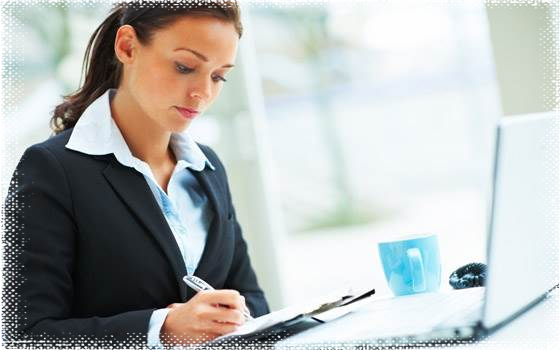 Ejecutiva capacitándose vía e-learning