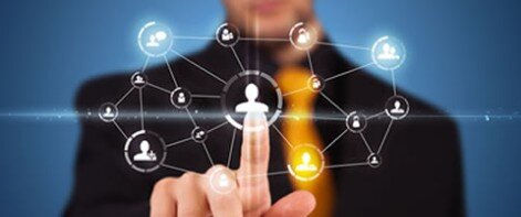 Dedo que elige en pantalla liquida